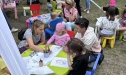 park miejski, atrakcje dla dzieci, namioty promocyjne, strefa gastro, występy na scenie