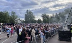 park miejski, atrakcje dla dzieci, namioty promocyjne, strefa gastro, występy na scenie