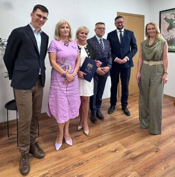 wspólne zdjęcie powołanych dyrektorów z burmistrzem i zastępcą burmistrza