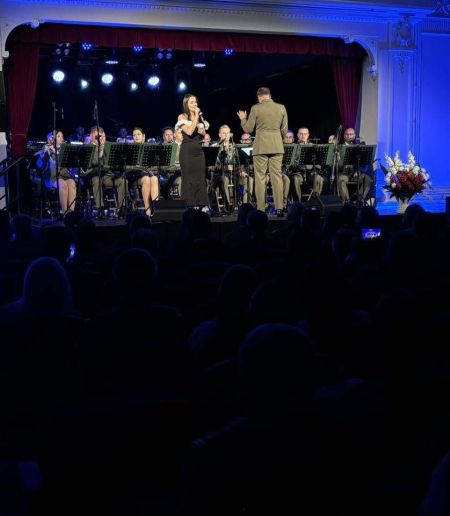 sala kinowa w kasynie oficerskim, występ orkiestry i artystów, wręczanie pamiątek