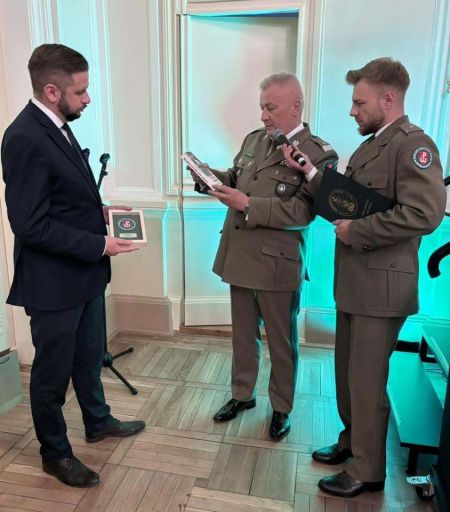 sala kinowa w kasynie oficerskim, wręczanie pamiątek