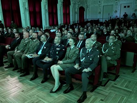 sala kinowa w kasynie oficerskim, zebrani goście siedzący na fotelach kinowych,