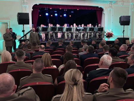 sala kinowa w kasynie oficerskim, zebrani goście siedzący na fotelach kinowych, występ orkiestry
