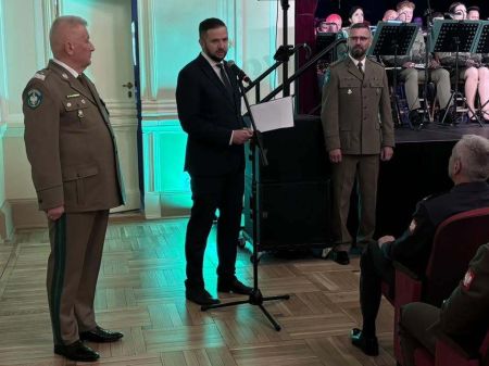 sala kinowa w kasynie oficerskim, wręczanie pamiątek, przemówienie burmistrza