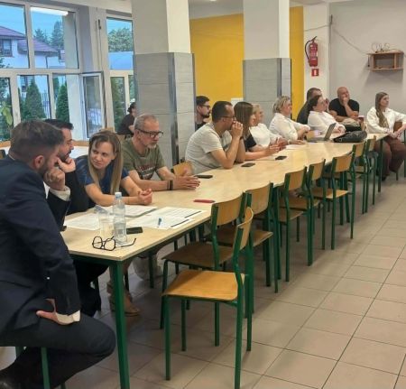 stołówka, zebrani mieszkańcy siedzący przy stołach