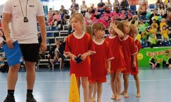 hala sportowa, dzieci ubrane w stroje sportowe, konkurencje sportowe