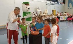 hala sportowa, dzieci ubrane w stroje sportowe, konkurencje sportowe