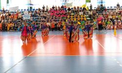 hala sportowa, dzieci ubrane w stroje sportowe, konkurencje sportowe