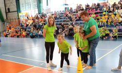 hala sportowa, dzieci ubrane w stroje sportowe, konkurencje sportowe