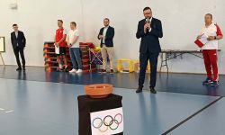 hala sportowa, dzieci ubrane w stroje sportowe, konkurencje sportowe