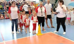 hala sportowa, dzieci ubrane w stroje sportowe, konkurencje sportowe