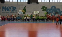 hala sportowa, dzieci ubrane w stroje sportowe, konkurencje sportowe