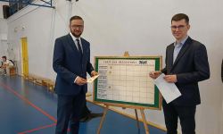 hala sportowa, dzieci ubrane w stroje sportowe, konkurencje sportowe
