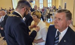 sala balowa w kasynie oficerskim, burmistrz przypina medale małżeństwom, wspólne zdjęcie