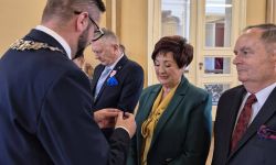 sala balowa w kasynie oficerskim, burmistrz przypina medale małżeństwom, wspólne zdjęcie