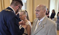 sala balowa w kasynie oficerskim, burmistrz przypina medale małżeństwom, wspólne zdjęcie