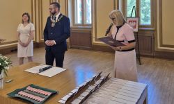 sala balowa w kasynie oficerskim, burmistrz przypina medale małżeństwom, wspólne zdjęcie