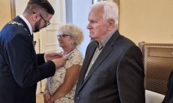 sala balowa w kasynie oficerskim, burmistrz przypina medale małżeństwom, wspólne zdjęcie