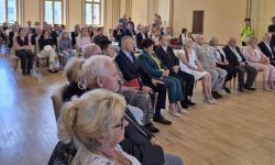 sala balowa w kasynie oficerskim, burmistrz przypina medale małżeństwom, wspólne zdjęcie