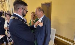 sala balowa w kasynie oficerskim, burmistrz przypina medale małżeństwom, wspólne zdjęcie