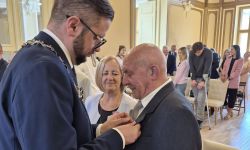 sala balowa w kasynie oficerskim, burmistrz przypina medale małżeństwom, wspólne zdjęcie