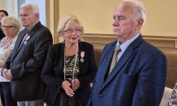 sala balowa w kasynie oficerskim, burmistrz przypina medale małżeństwom, wspólne zdjęcie