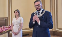 sala balowa w kasynie oficerskim, burmistrz przypina medale małżeństwom, wspólne zdjęcie