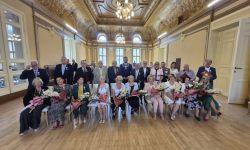 sala balowa w kasynie oficerskim, burmistrz przypina medale małżeństwom, wspólne zdjęcie