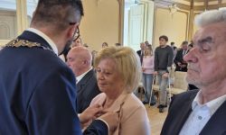 sala balowa w kasynie oficerskim, burmistrz przypina medale małżeństwom, wspólne zdjęcie