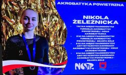 hala sportowa, laureaci nagród pozują do zdjęcia z burmistrzem i przewodniczącą rady, wspólne zdjęcie,