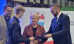 hala sportowa, laureaci nagród pozują do zdjęcia z burmistrzem i przewodniczącą rady, wspólne zdjęcie,