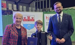 hala sportowa, laureaci nagród pozują do zdjęcia z burmistrzem i przewodniczącą rady, wspólne zdjęcie,