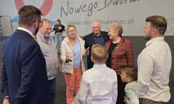 hala sportowa, laureaci nagród pozują do zdjęcia z burmistrzem i przewodniczącą rady, wspólne zdjęcie,