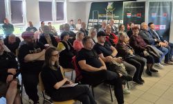 sala konferencyjna, zgromadzeni mieszkańcy, wyświetlana prezentacja