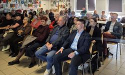 sala konferencyjna, zgromadzeni mieszkańcy, wyświetlana prezentacja