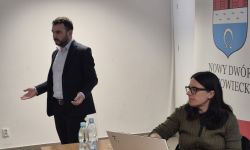 sala konferencyjna, zgromadzeni mieszkańcy, wyświetlana prezentacja