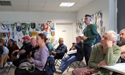 sala konferencyjna, zgromadzeni mieszkańcy, wyświetlana prezentacja
