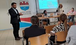 sala konferencyjna, zgromadzeni mieszkańcy, wyświetlana prezentacja