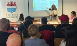 sala konferencyjna, zgromadzeni mieszkańcy, wyświetlana prezentacja