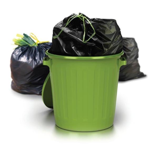 Zielony kosz na śmieci i trzy czarne worki plastikowe.