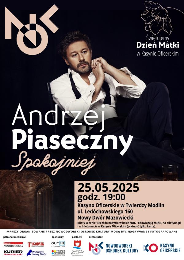 Mężczyzna w białej koszuli i granatowych spodniach siedzi na czarnym, drewnianym krześle z podłokietnikami.