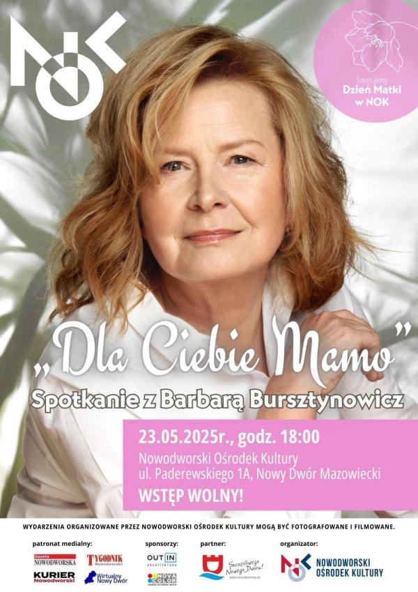 Kobieta z długimi, blond włosami ubrana w białą koszulę.