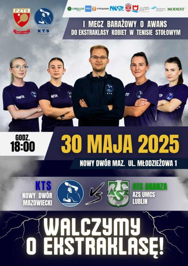 Cztery kobiety w koszulkach sportowych i w środku nich mężczyzna w bluzie dresowej stoją z założonymi rękami.