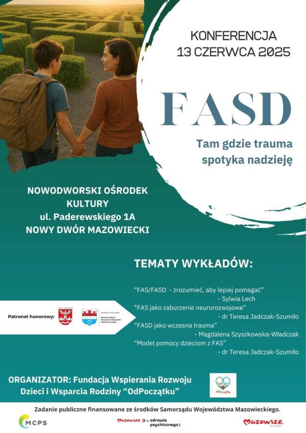 Kobieta patrzyma na chłopca z plecakiem na plecach i trzyma go swoją lewą dłonią za jego prawa dłoń.