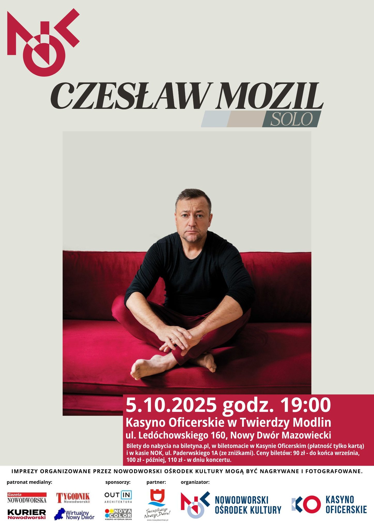Mężczyzna siedzący po turecku na kanapie