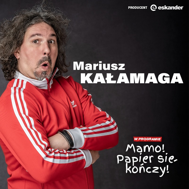 Mężczyzna z kręconymi włosami bokiem ze skrzyżowanymi rękami