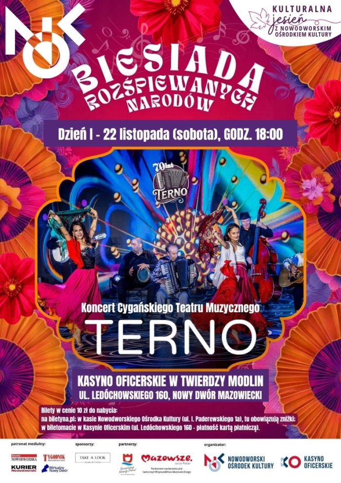 Grupa ludzi w której część tańczy część gra na instrumentach.