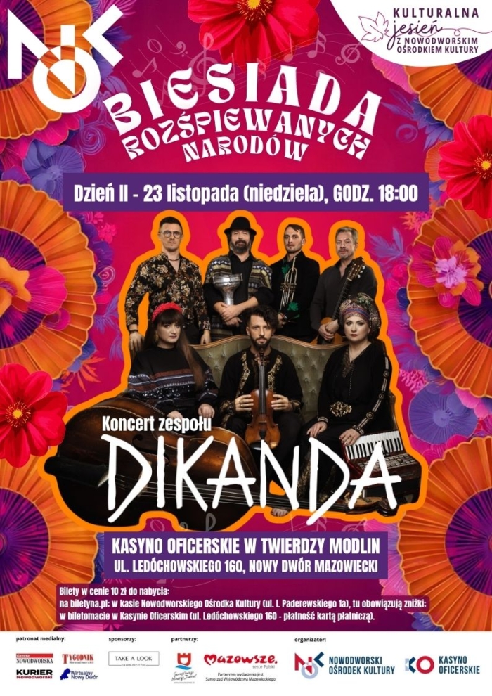 Grupa ludzi z instrumentami.