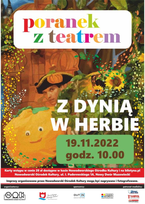 W lewym dolnym rogu uśmiechnięta żółto-pamarańczowa dynia. Z prawej strony zza słonieczników i zielonych roślin wyłania się głowa mężczyzny w czarnym, pirackim kapeluszu.