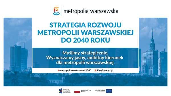 Niebieski napis Strategia rozwoju metropolii warszawskiej do 2040 roku na białym tle. Pod spodem oraz po lewej i prawej stronie napisu niebieskie zdjęcie centrum Warszawy.